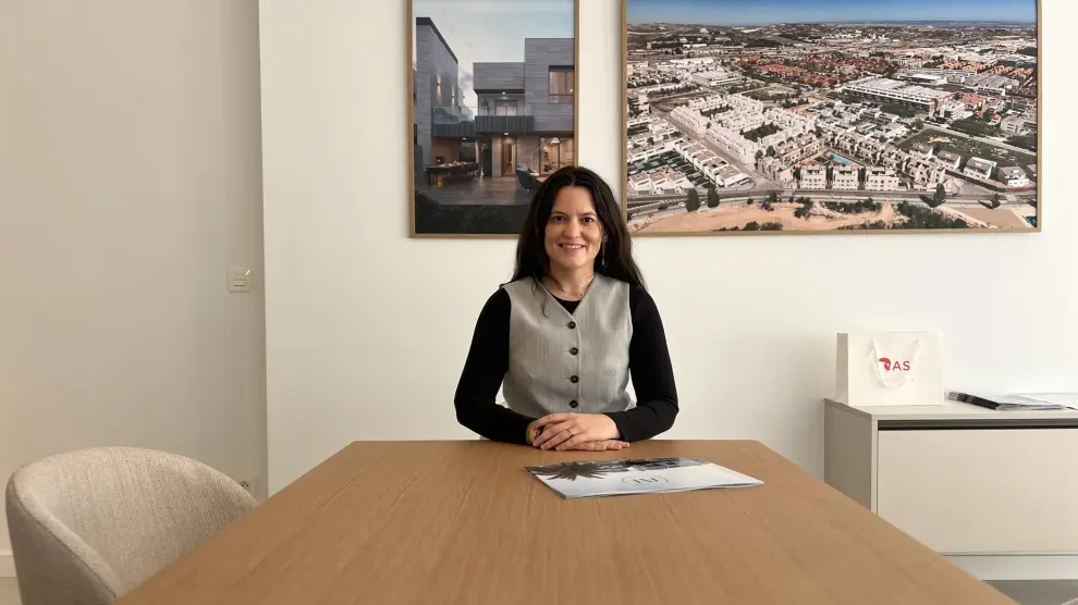 maria-pilar-sanchez-en-el-despacho-de-cas-inmobiliaria.r_d.1076-714